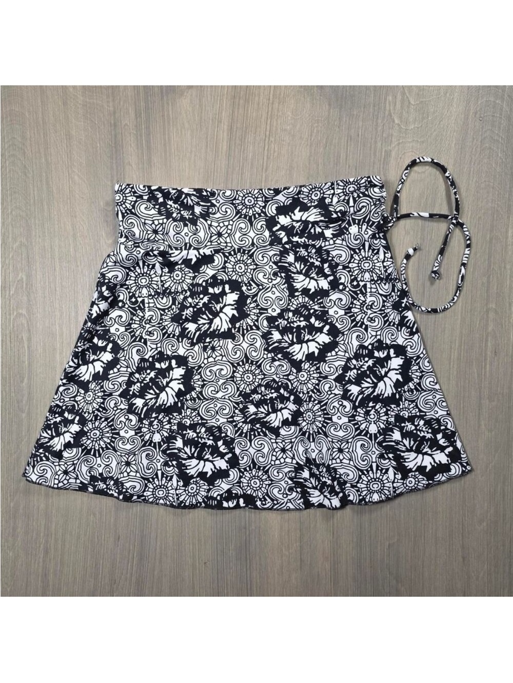 Soybu athletic skirt with a black and white floral print